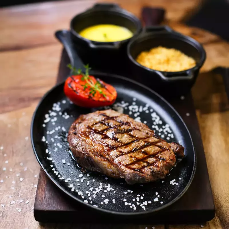 Bife ancho com purê de mandioquinha