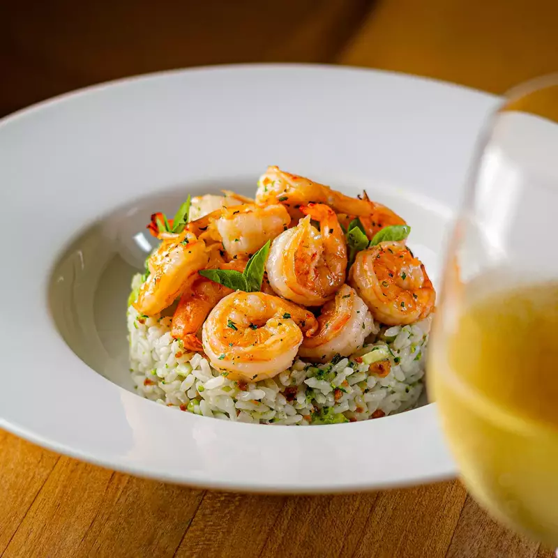 Camarão à provençal com brócolis e arroz