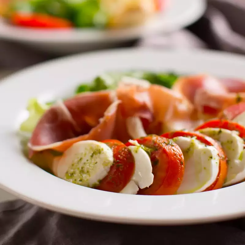 Salada caprese com muçarela de búfala
