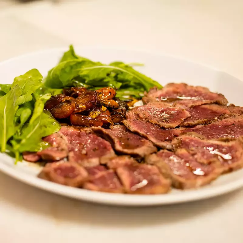 Carpaccio com molho Dijon e salada verde