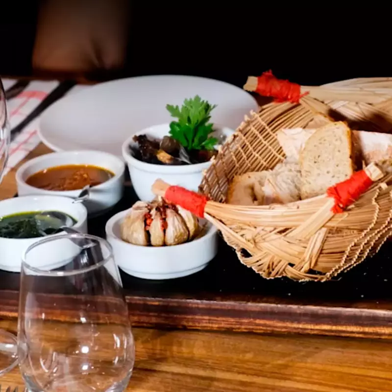 Especialidade da Casa com pães e antepastos