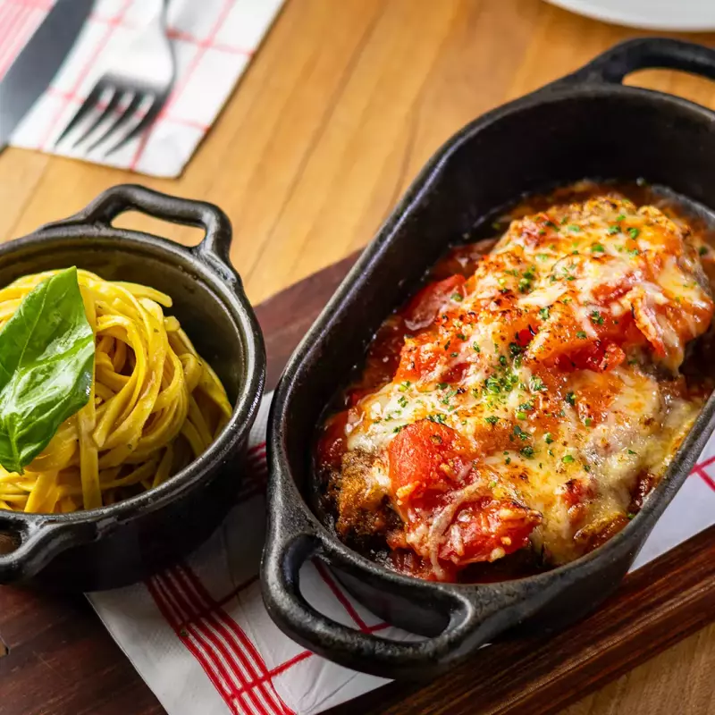 Filé alla parmigiana com fettuccine