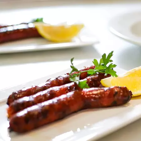 Linguiça artesanal acompanhada de pão da casa