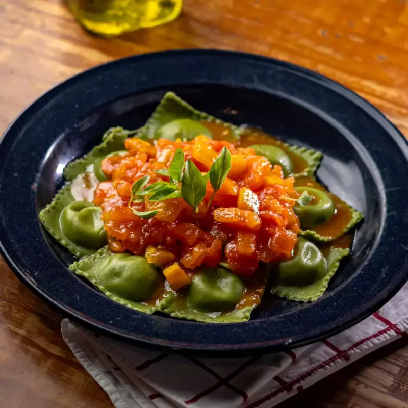 Ravioli verde de búfala ao pomodoro