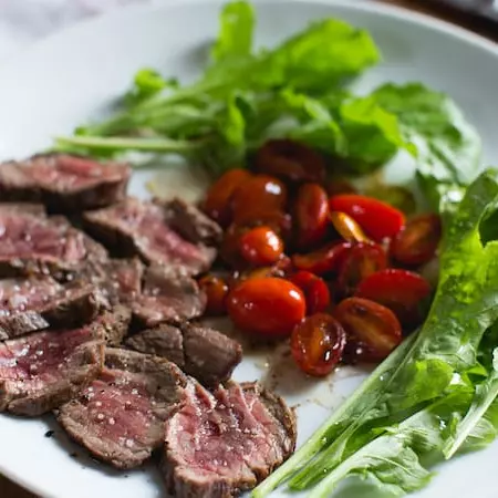 Tagliata de filé com rúcula e tomatinhos